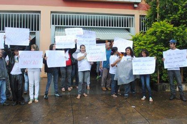 Com indignação, familiares de vítimas de homicídio fazem manifestação na delegacia