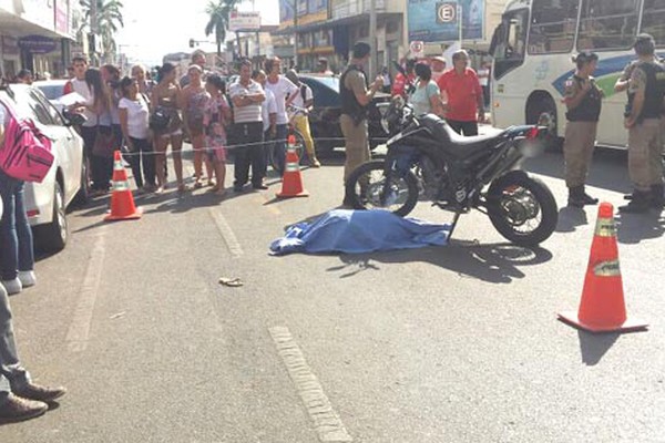 Mulher morre após ser atropelada por motocicleta no centro de Patos de Minas