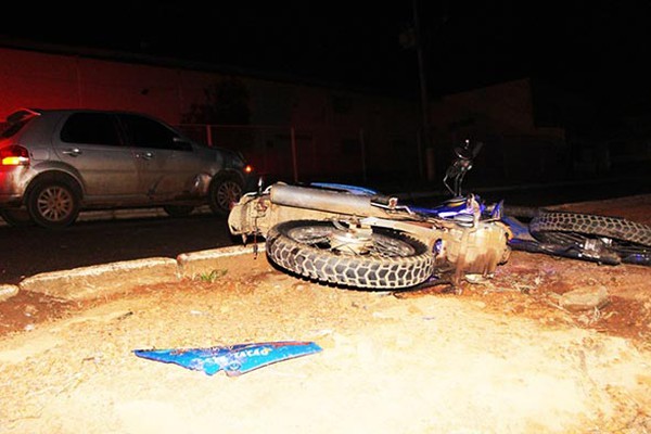 Acidente entre carro e moto deixa motociclista gravemente ferido em Presidente Olegário