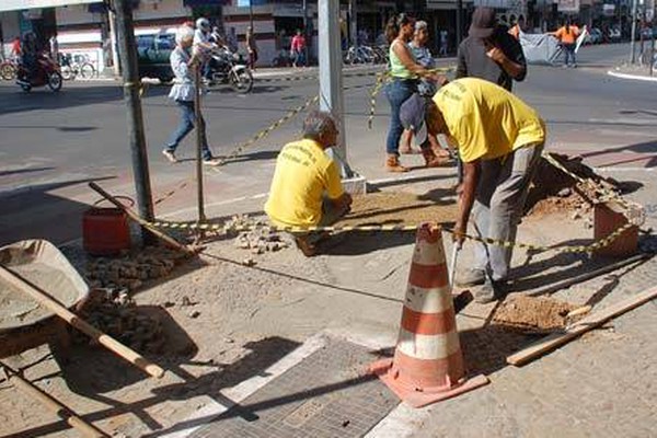 Buracos na calçada da Major Gote serão consertados pela Prefeitura Municipal