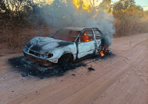 Carro é destruído por incêndio e mobiliza Corpo de Bombeiros na Estrada dos 30 Paus, em Patos de Minas