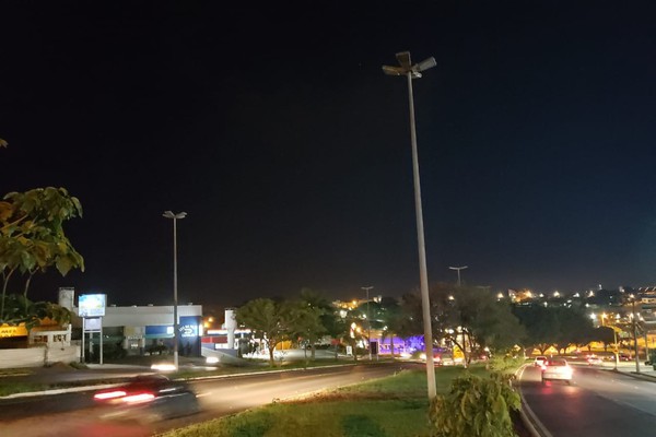 Luzes da avenida J.K permanecem apagadas há meses; Prefeitura responsabiliza o Bahamas