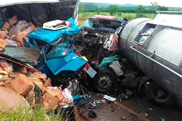 Grave acidente entre carreta e caminhão tira a vida de duas pessoas em Rio Paranaíba