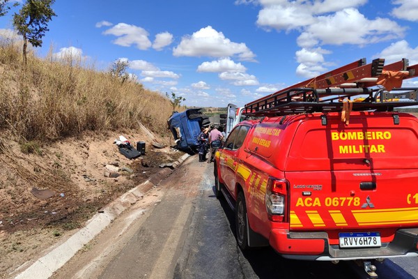 Carreta capota e motorista fica preso entre as ferragens na BR 365, em Patos de Minas