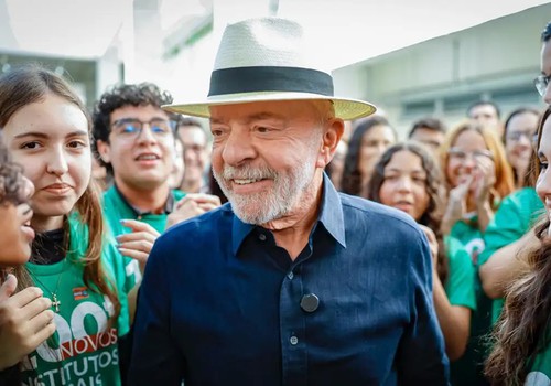 "Quem tinha que aumentar a taxa seríamos nós", diz Lula sobre EUA