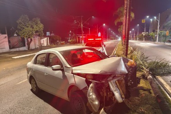 Motorista acaba ferido e preso após subir em canteiro central e derrubar coqueiro na Avenida Marabá