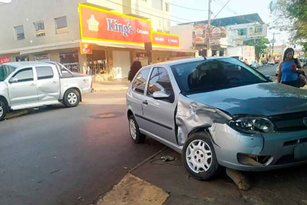 Motorista avança a parada obrigatória e causa mais um acidente em cruzamento da rua Ceará