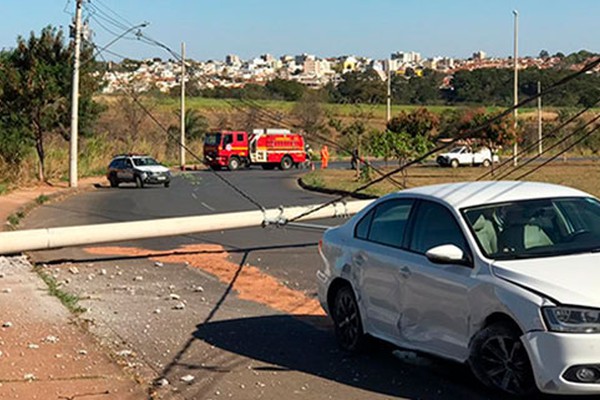 Motorista perde o controle e derruba poste no prolongamento da Avenida Fátima Porto
