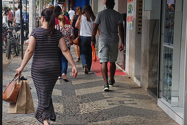 Centro de Patos de Minas tem movimento intenso, mas não anima comerciantes