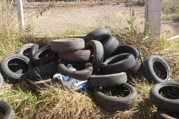 Mesmo com fim do ecoponto, moradores continuam jogando pneus velhos no bairro Planalto