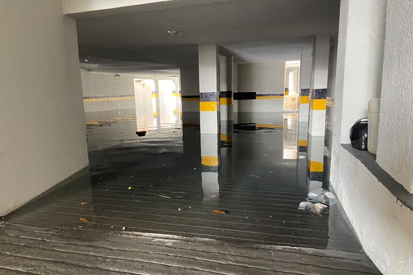 Tubulação da Copasa se rompe e alaga condomínio no bairro Aurélio Caixeta, em Patos de Minas