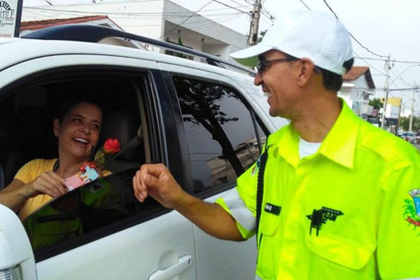 Agentes de trânsito entregam flores e Policiais fazem serenata em homenagem às mulheres