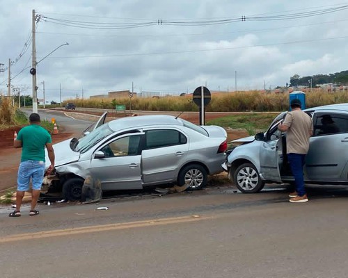 Motorista inicia conversão e bate na lateral de carro no Trevo da Escola Agrícola, em Patos de Minas