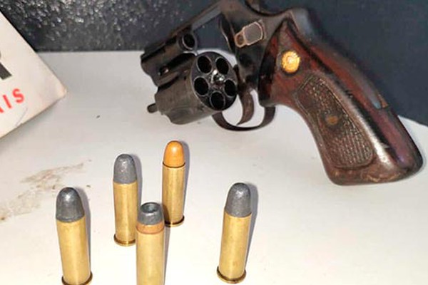 Adolescente é apreendido com revólver carregado ao tentar fugir da PM em Patos de Minas