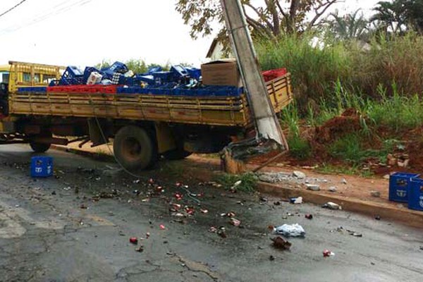 Caminhão carregado de cerveja quebra poste ao voltar no Morro do Parque do Mocambo