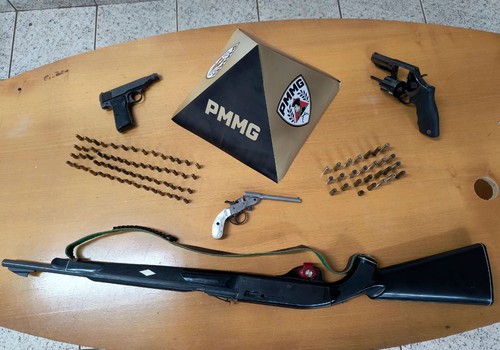 PM apreende quatro armas de fogo em Arapuá durante ocorrência de violência doméstica