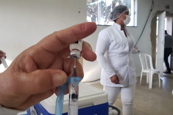 Quem se vacinar com 3ª dose de vacina contra Covid-19 vai responder por estelionato, afirma MP