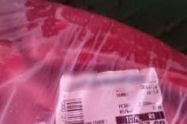 Jovem deixa de pagar por pacote de carne ao passar compras em hipermercado e acaba na delegacia