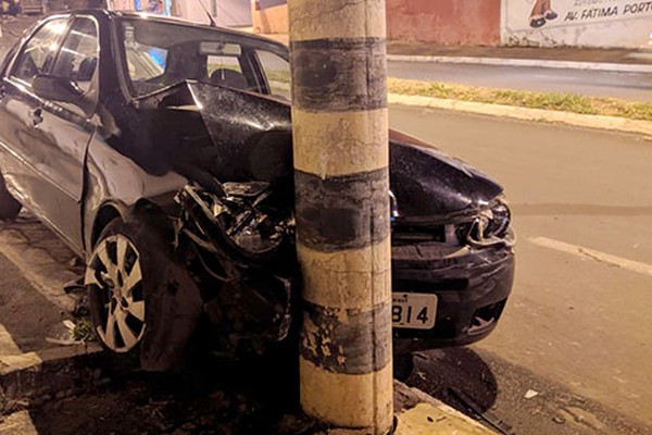 Homem inabilitado e com fortes sinais de embriaguez é preso depois de bater carro em poste em Patos de Minas