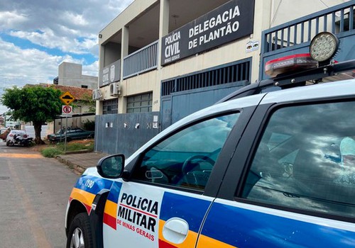 Homem entra em creche embriagado, obriga diretora a garantir vaga para filha de 10 anos e acaba detido