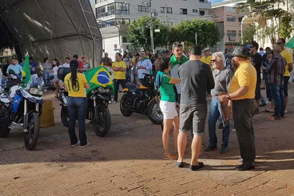 Manifestantes mostram apoio à greve nacional dos caminhoneiros em Patos de Minas