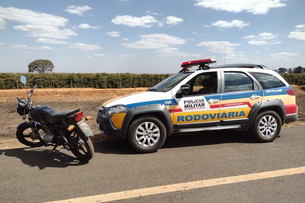 Motorista é preso na BR 146 transportando motocicleta furtada em Patos de Minas