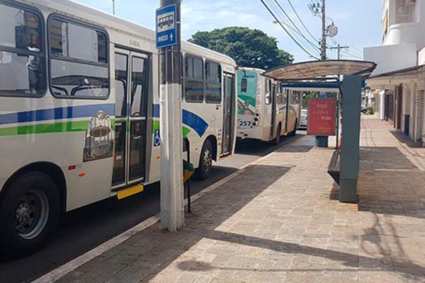 Passageiros reclamam de alteração no horário do transporte coletivo em Patos de Minas 