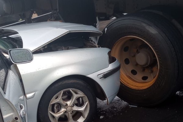 Caminhão baú roda na pista, é atingido por carro e deixa três mulheres feridas, na BR365