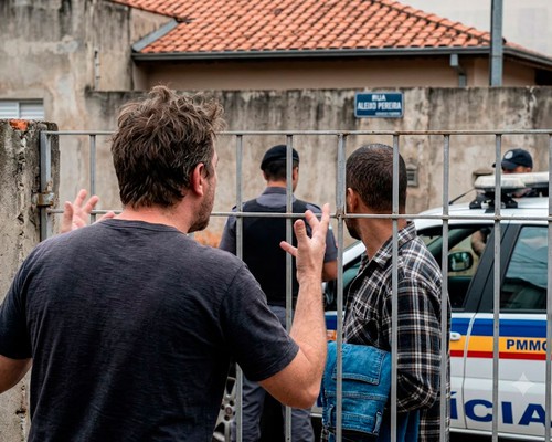 Homem pede ajuda, morador sensibilizado oferece calça e acaba ameaçado dentro de casa
