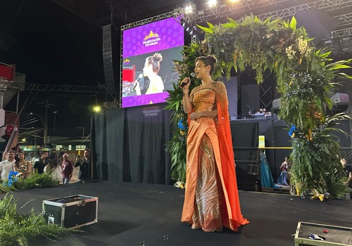Vitória Magalhães discursa na passarela do concurso de Rainha Nacional do Milho 2026; veja ao vivo