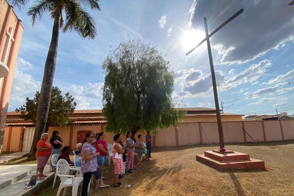 Fiéis mantêm tradição de décadas e iniciam novena pedindo chuva para Patos de Minas