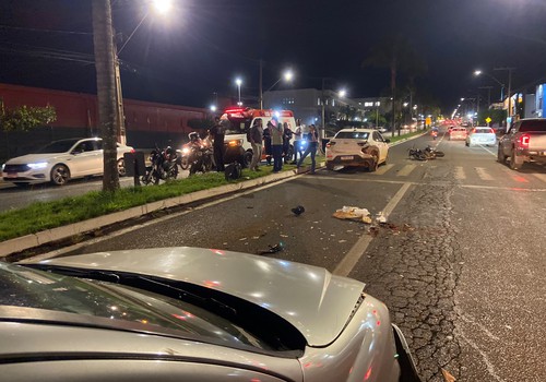 Motocicleta é prensada por carros na avenida Marabá e mãe e filho ficam feridos; veja