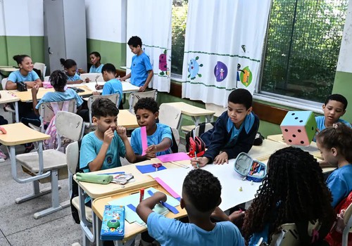 Governo fixa em R$ 5,1 mil novo piso nacional do magistério