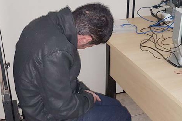 Após reportagem, homem flagrado furtando celular é preso quando chegava em hotel