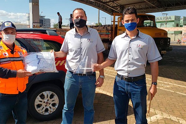 UFV de Rio Paranaíba entrega máscaras, protetores faciais e álcool para cidades da região