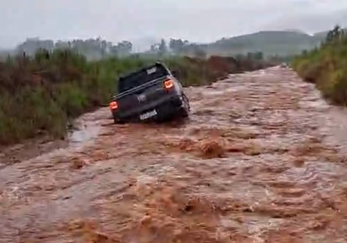 Estrada que liga Pilar a Lagamar vira atoleiro e carros ficam pelo caminho