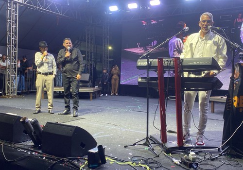 Senhor Alcino, pai dos irmãos Lima, participa do show na Fenapraça 2026; veja ao vivo
