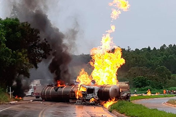Veículo carregado com etanol se incendeia em mais um grave acidente na Curva dos Moreiras, na BR 365