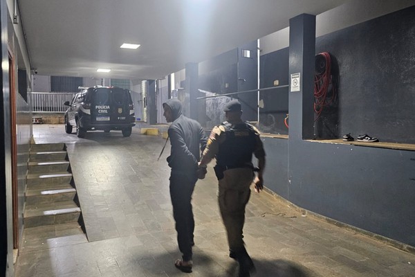 Suspeito de furto é encontrado escondido dentro de sofá e acaba preso em Patos de Minas