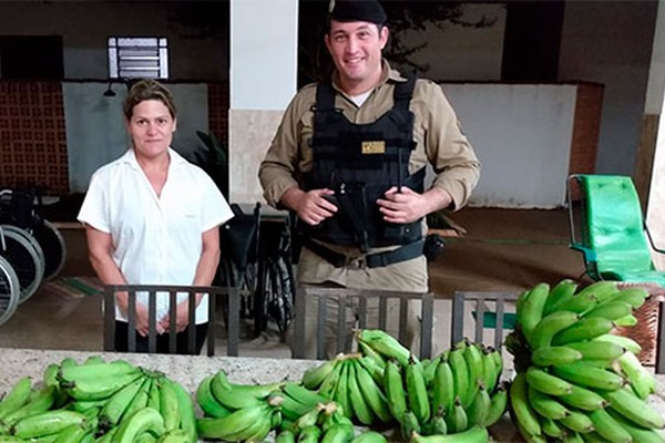 PM encontra cachos de bananas abandonados e doa para instituição em Patos de Minas 