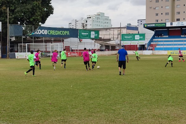 Olheiro do Atlético Mineiro realiza peneira e observa jovens atletas em Patos de Minas