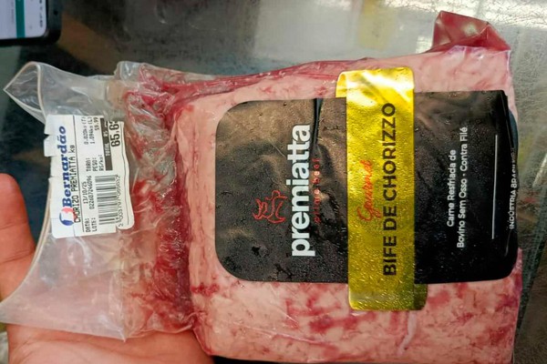 Homem é preso ao tentar sair de supermercado com vários produtos e até carnes no interior da calça e nos bolsos