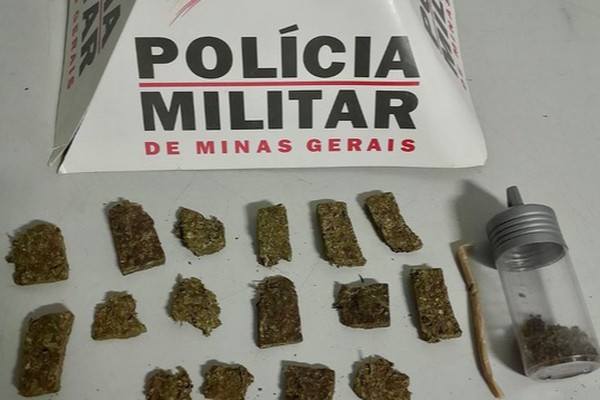 Após denúncia, jovem é preso com várias porções de maconha no Bairro Caiçaras