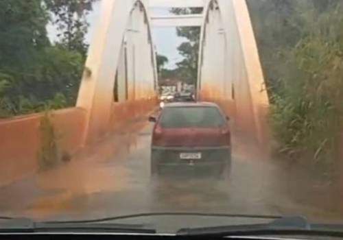 Estreita, Ponte do Arco trava quando dois motoristas tentam atravessar ao mesmo tempo