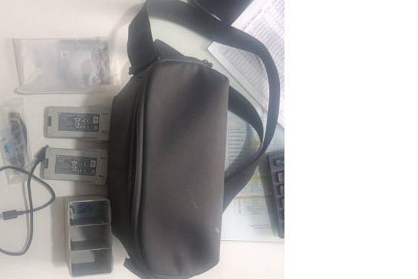 Mulher é presa por furto de bolsa com equipamentos de drone enquanto vítima fazia filmagens