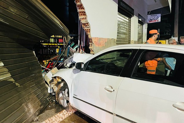 Motorista fica ferido ao perder o controle da direção e destruir porta de Supermercado em Patos de Minas