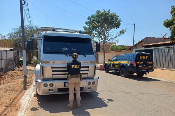 Caminhão furtado em Divinópolis é recuperado pela PRF em João Pinheiro; suspeito correu para o mato