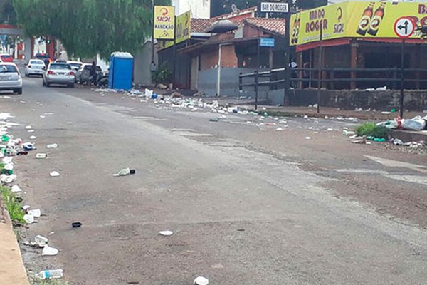 Após vestibular, jovens deixam ruas e calçadas tomadas por lixo em Patos de Minas