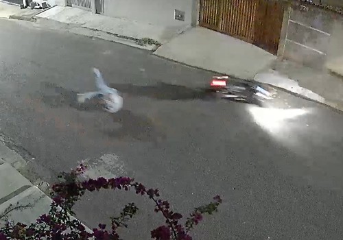 Motociclista tenta “dar grau” e leva tombo impressionante em Patos de Minas; veja o vídeo