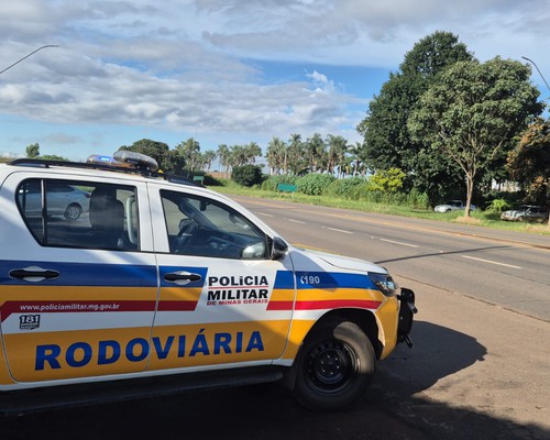 Jovens fogem de abordagem e acabam batendo em viatura da Polícia Militar Rodoviária